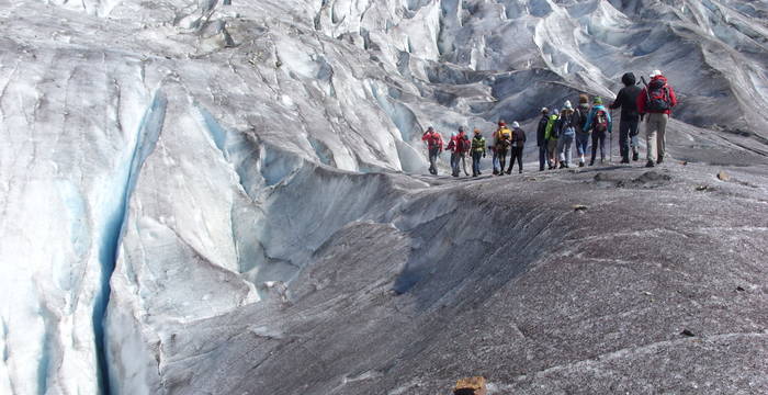 Groupe en excursion sur le glacier