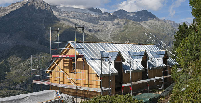 1.9.19 - Auch das Bellevue, unsere Unterkunft für Mitarbeitende, erhält ein neues Dach, ganz im Stil des alten.